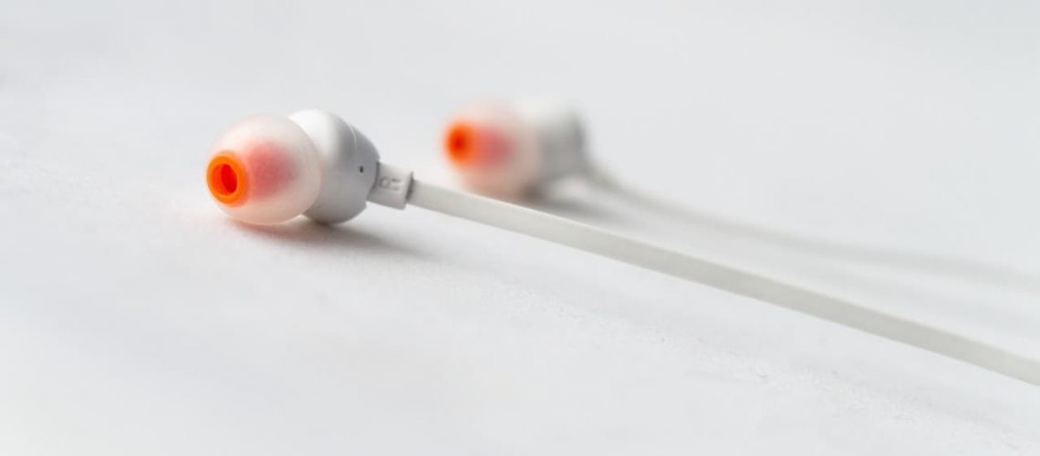 cleaning earbuds